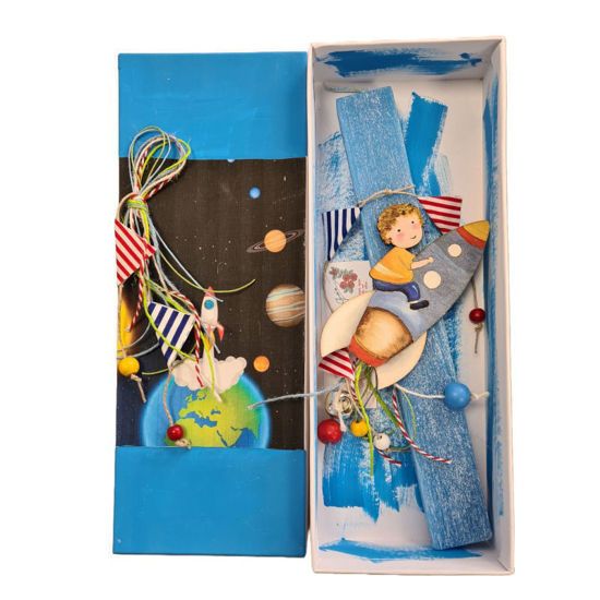 Picture of Χειροποίητη Πλακέ Λαμπάδα Πύραυλος Στο Διάστημα Σε Ζωγραφισμένο Κουτί